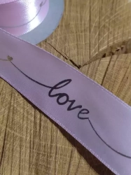 Saténová stuha s metalickým potiskem Love šíře 26 mm pudrová