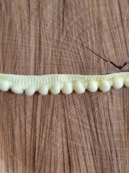 Prýmek šíře 11 mm s bambulkami Ø5 mm žlutá světlá