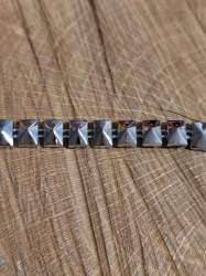 Pyramidy na šňůře / borta šíře 8 mm barva šedá hematit