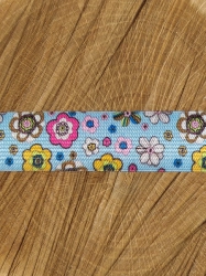 Šlová pruženka s potiskem šíře 24 mm květy na modré