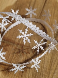 Saténový prýmek šíře 25 mm vánoční vločky s glitry