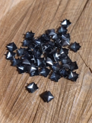 Cvočky na oblečení z nerezové oceli 7x7 mm pyramida 25 ks