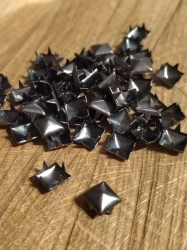 Cvočky na oblečení z nerezové oceli 7x7 mm pyramida 25 ks