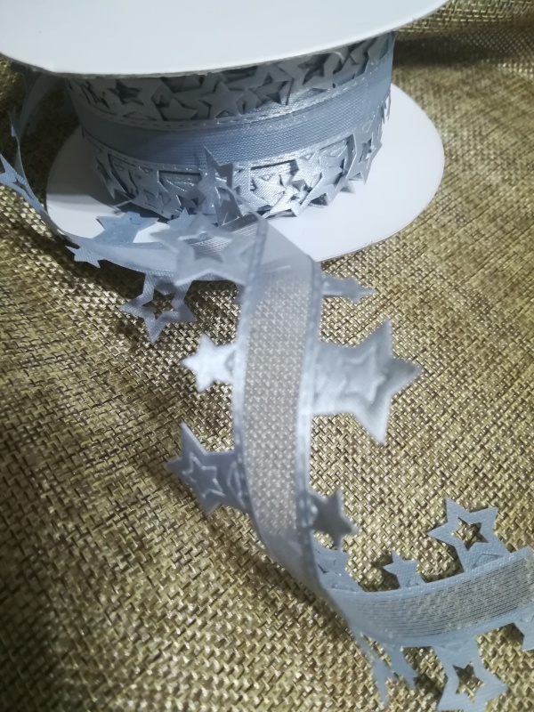 Vysekávaná stuha hvězdy šíře 40 mm šedá