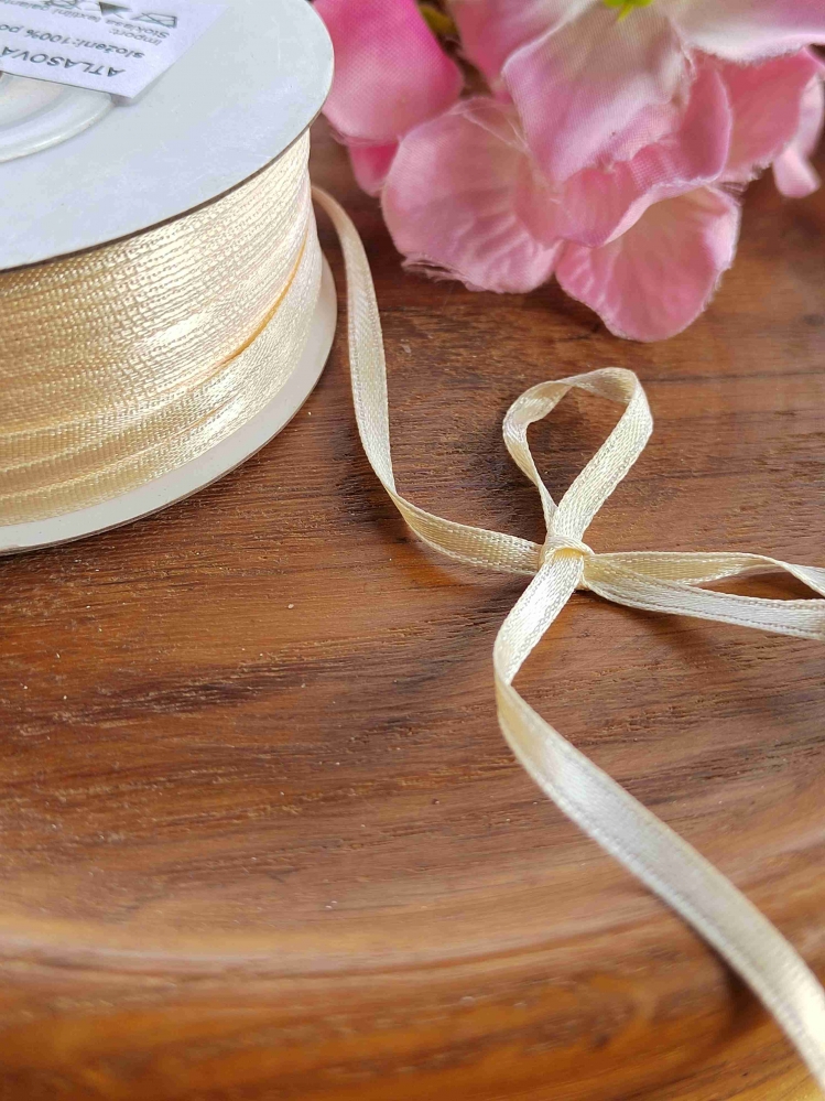 Atlasová stuha oboulící šíře 4 mm šampáňo