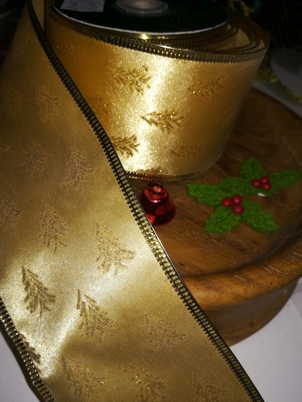Stuha vánoční stříbrná s potiskem šíře 62 mm zlatá