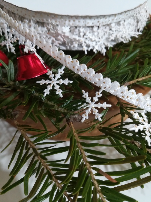 Saténový prýmek šíře 25 mm vánoční bílo zlatá vločky s glitry