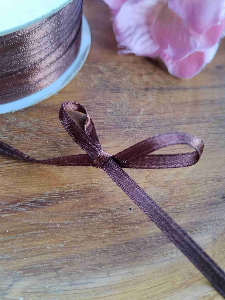 Atlasová stuha oboulící šíře 4 mm hnědá