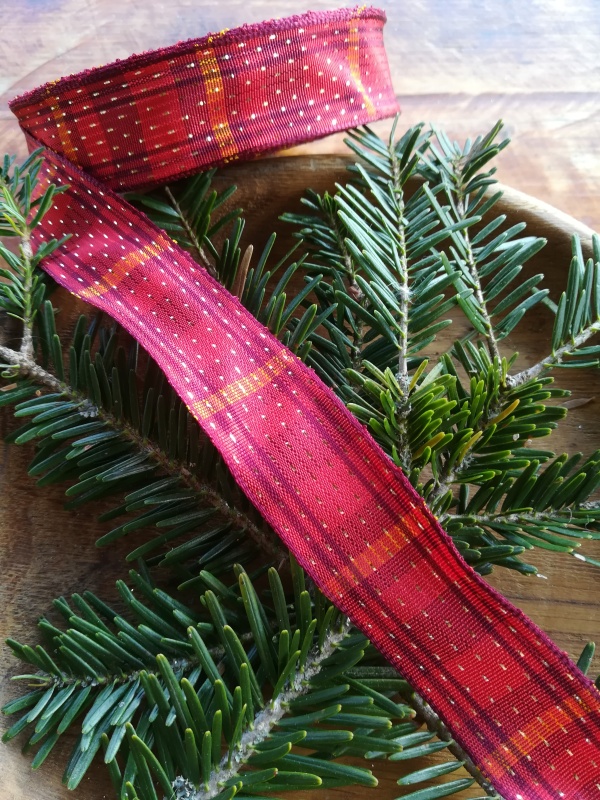 Kostkovaná stuha s metaloplastem a drátem červená vánoční