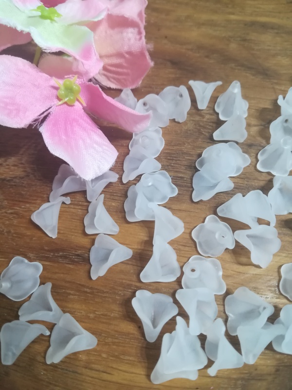 Plastové korálky květ kala bílý