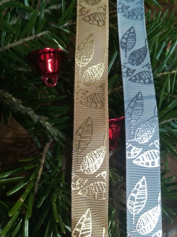 Rypsová stuha s listy šíře 15 mm vánoční šedá světlá