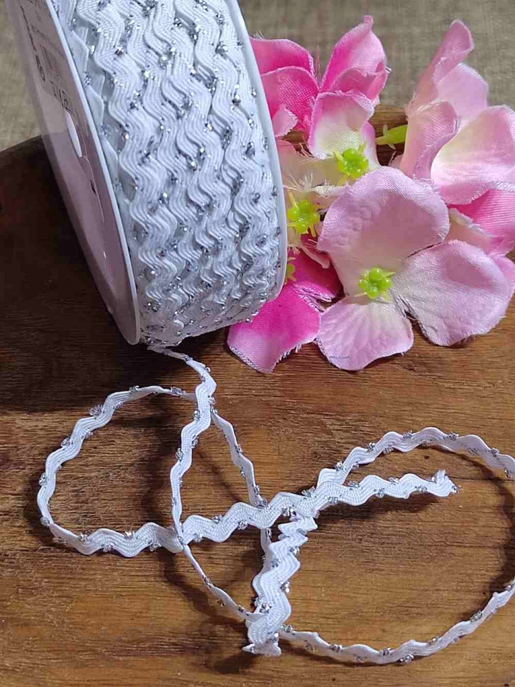 Hadovka - vlnovka s lurexem šíře 4 mm bílá stříbrná