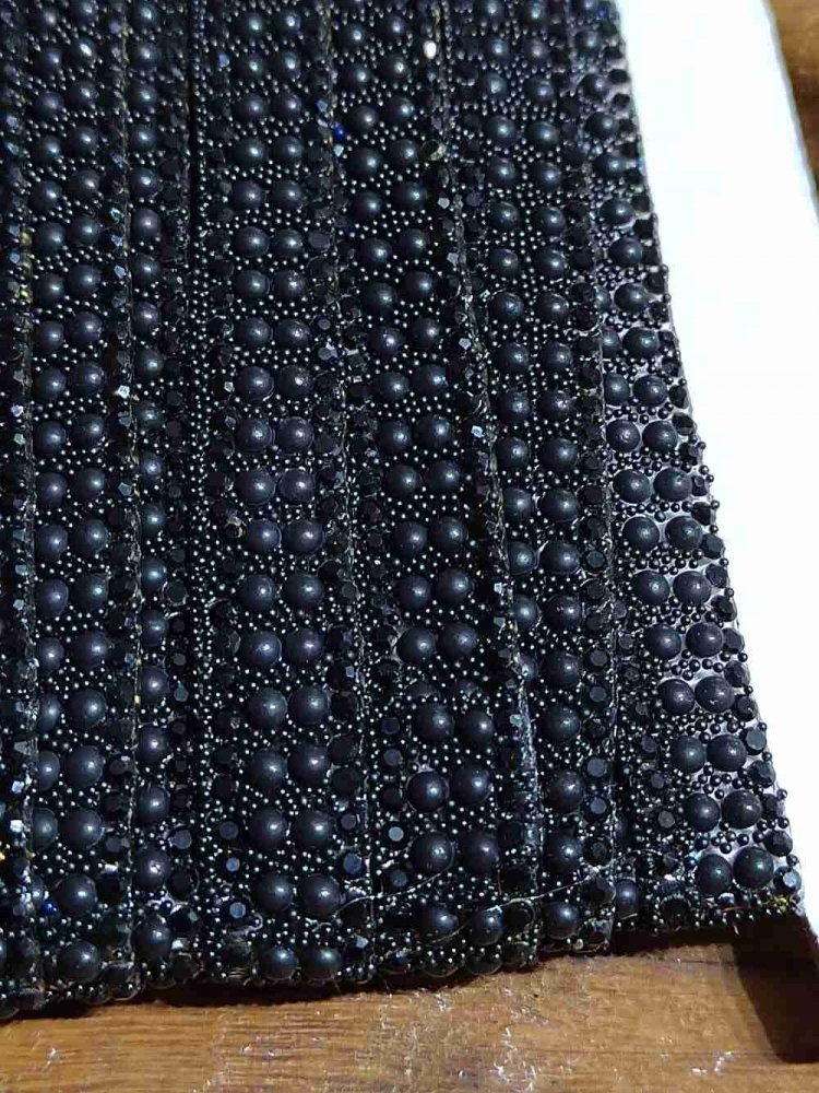 Prýmek s perlami a skleněnými broušenými kamínky šíře 10 mm nažehlovací barva černá