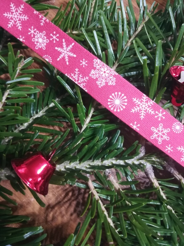 Bavlněná stuha vločky šíře 15 mm vánoční červená