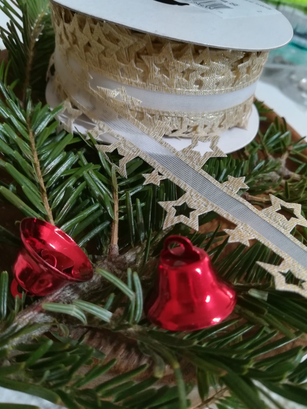 Vysekávaná stuha hvězdy s lurexem šíře 40 mm vánoční zlatá