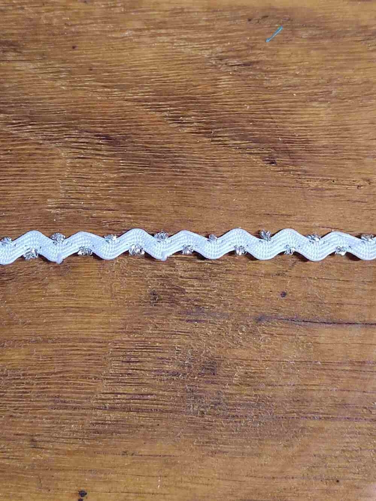 Hadovka - vlnovka s lurexem šíře 4 mm bílá stříbrná