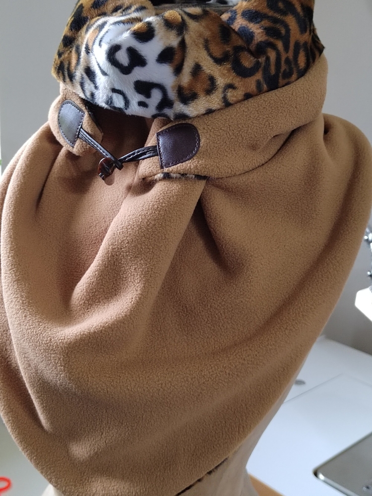 Šátkošála hnědá a leopardí potisk
