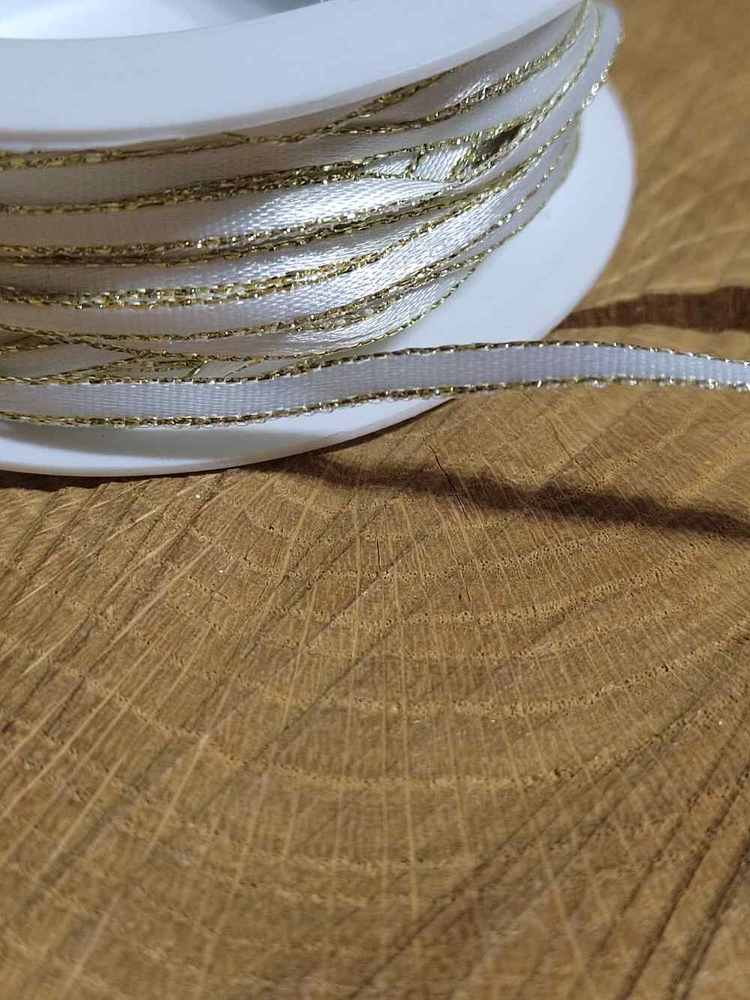 Stuha atlasová oboulící s rexorem šíře 3mm barva bílá zlatá