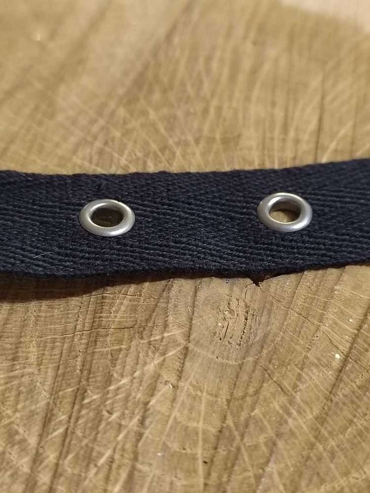 Prýmek / průchodky na stuze šíře 20 mm barva černá