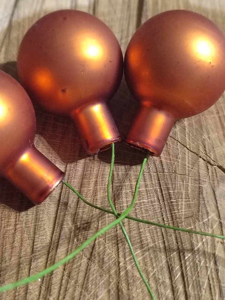 Skleněné kouličky 40 mm s drátkem 3 ks barva měděná