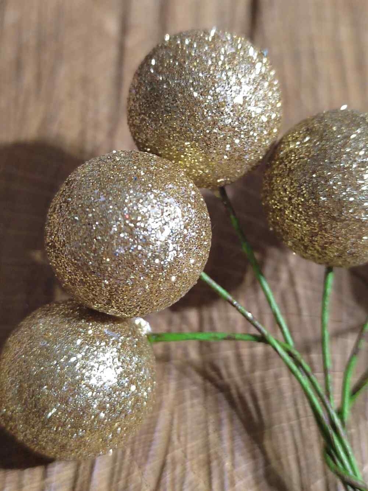 Dekorační kuličky 18 mm s glitry a drátkem barva zlatá