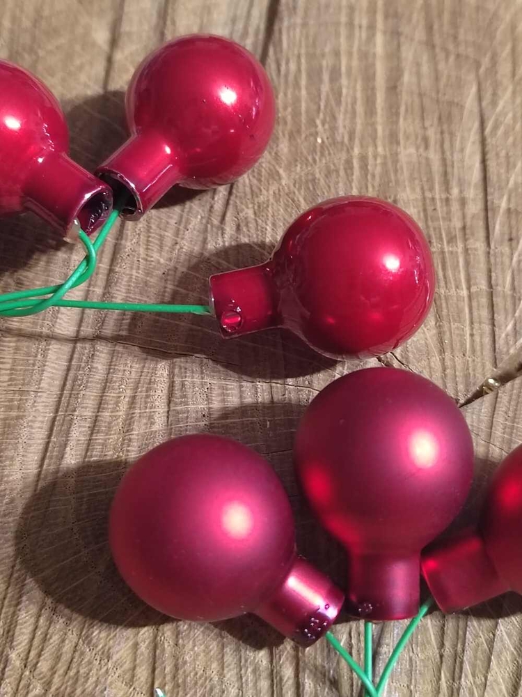 Dekorační kuličky 20 mm s drátkem barva červenná