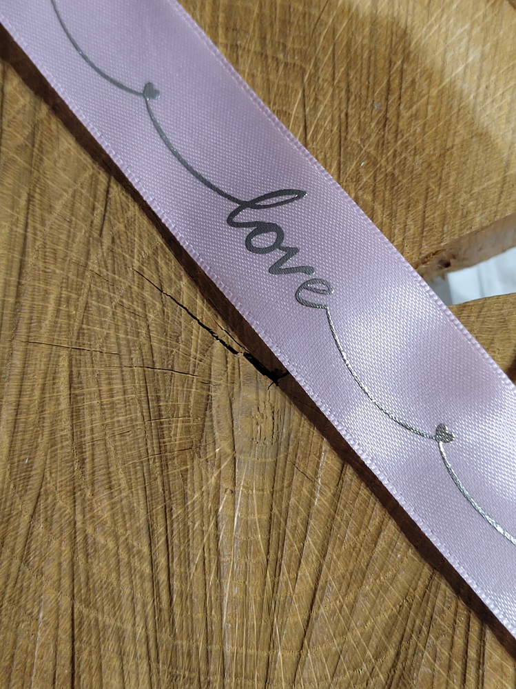 Saténová stuha s metalickým potiskem Love šíře 26 mm pudrová