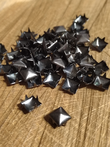 Cvočky na oblečení z nerezové oceli 7x7 mm pyramida